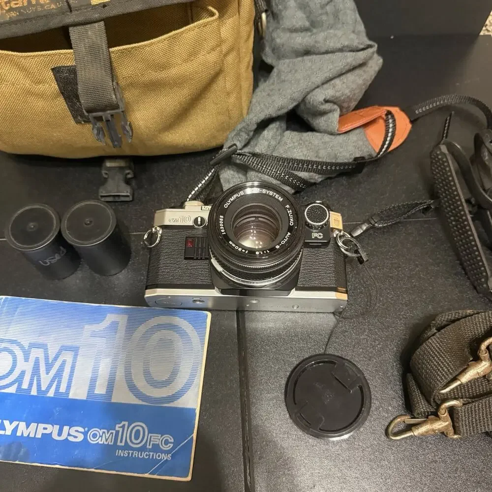 Working Olympus OM10 35mm Film Camera w/Zuiko 50mm f/1.8 Lens Extras Tarmac Bag